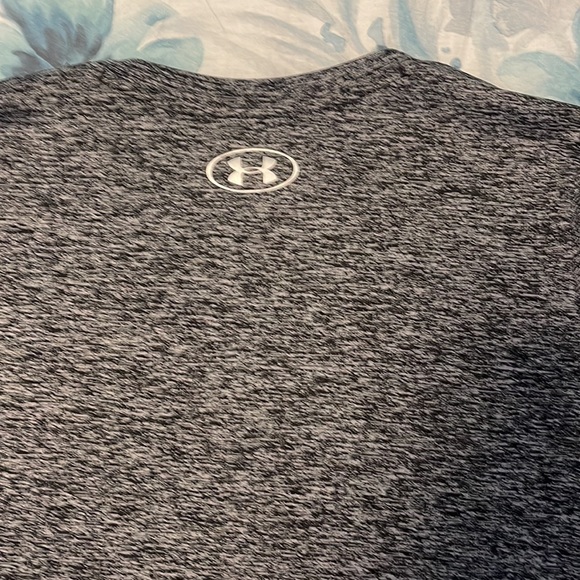 Women’s Under Armour shirt size small - Picture 8 of 9